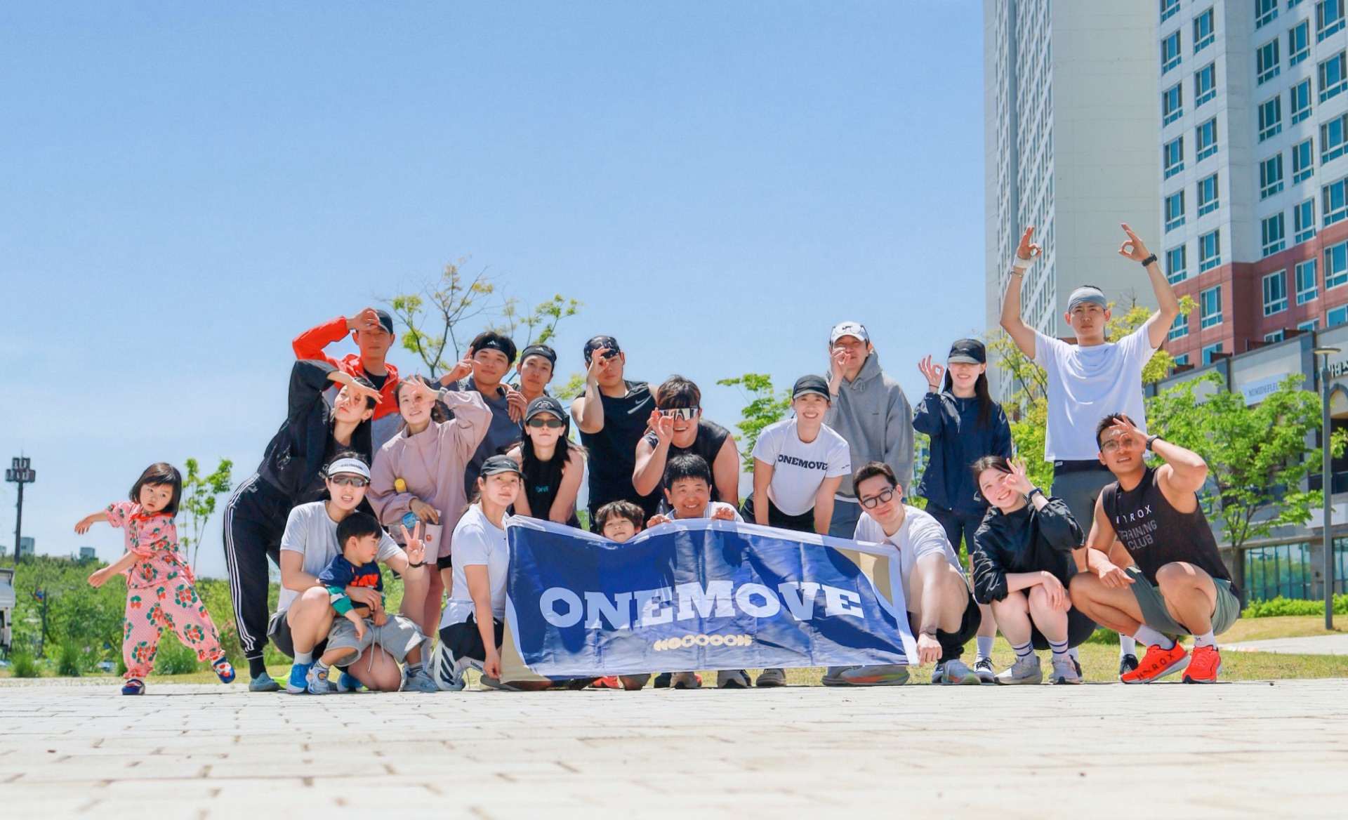 ONEMOVE 깃발을 든 원무브 회원들의 야외 단체 사진